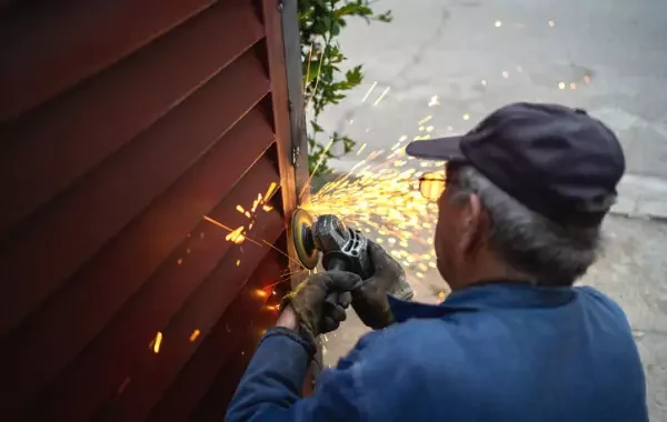 man-are-grinding-an-gate